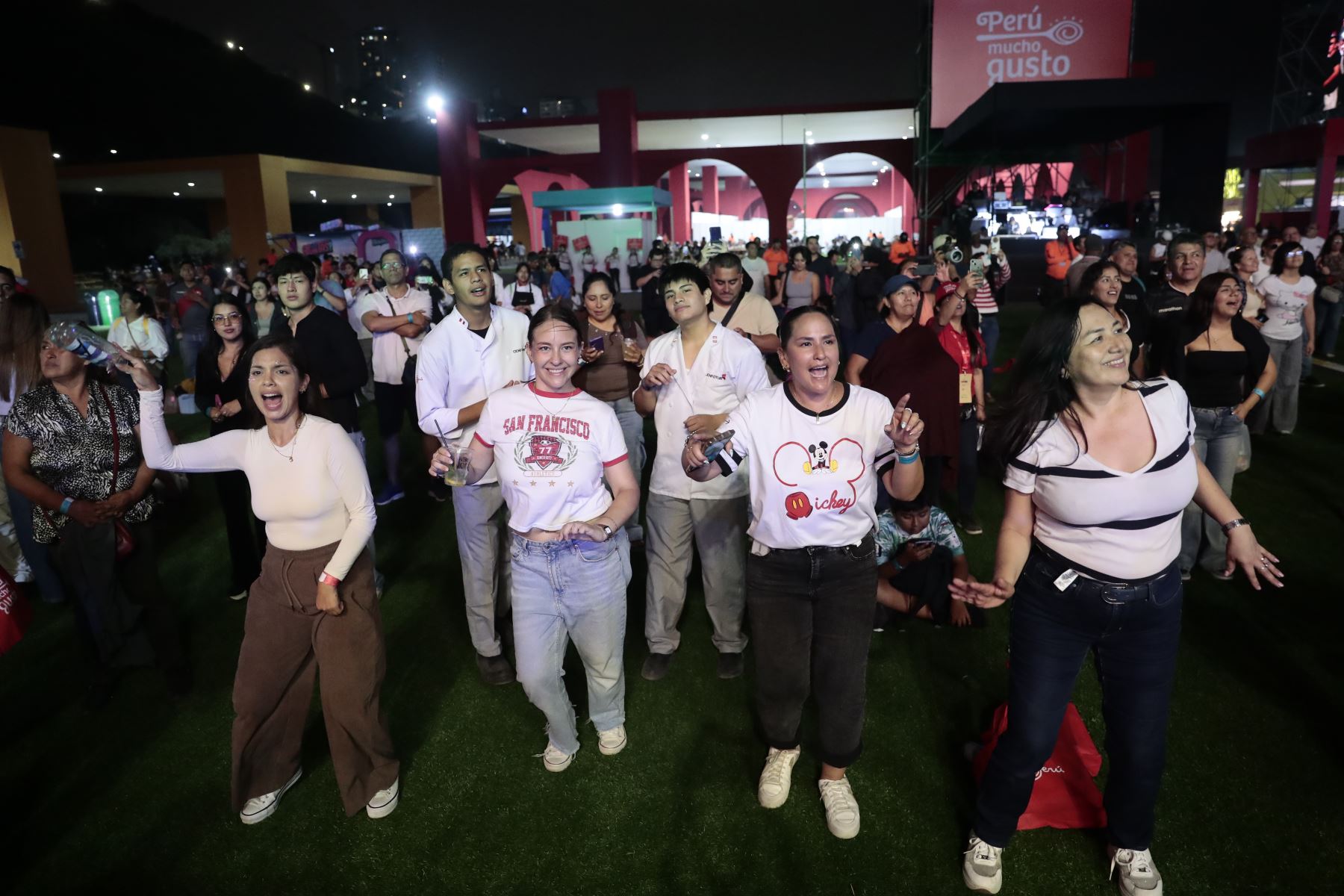 En horas de la noche, decenas de personas festejan a ritmo de música en vivo y con bebidas espirituosas la inauguración de la feria gastronómica Perú Mucho Gusto, que en su edición 2026 se realiza en la explanada de la Costa Verde de Magdalena, del viernes 30 de octubre al domingo 1 de noviembre. Foto: ANDINA/Daniel Bracamonte