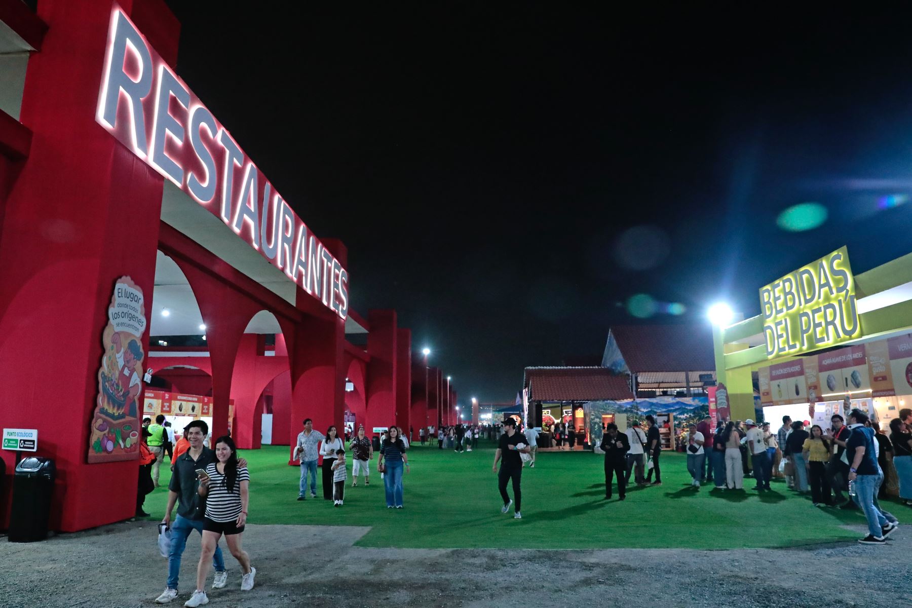 En horas de la noche, decenas de personas festejan a ritmo de música en vivo y con bebidas espirituosas la inauguración de la feria gastronómica Perú Mucho Gusto, que en su edición 2026 se realiza en la explanada de la Costa Verde de Magdalena, del viernes 30 de octubre al domingo 1 de noviembre. Foto: ANDINA/Daniel Bracamonte