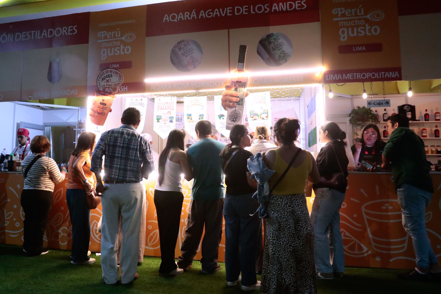 En horas de la noche, decenas de personas festejan a ritmo de música en vivo y con bebidas espirituosas la inauguración de la feria gastronómica Perú Mucho Gusto, que en su edición 2026 se realiza en la explanada de la Costa Verde de Magdalena, del viernes 30 de octubre al domingo 1 de noviembre. Foto: ANDINA/Daniel Bracamonte