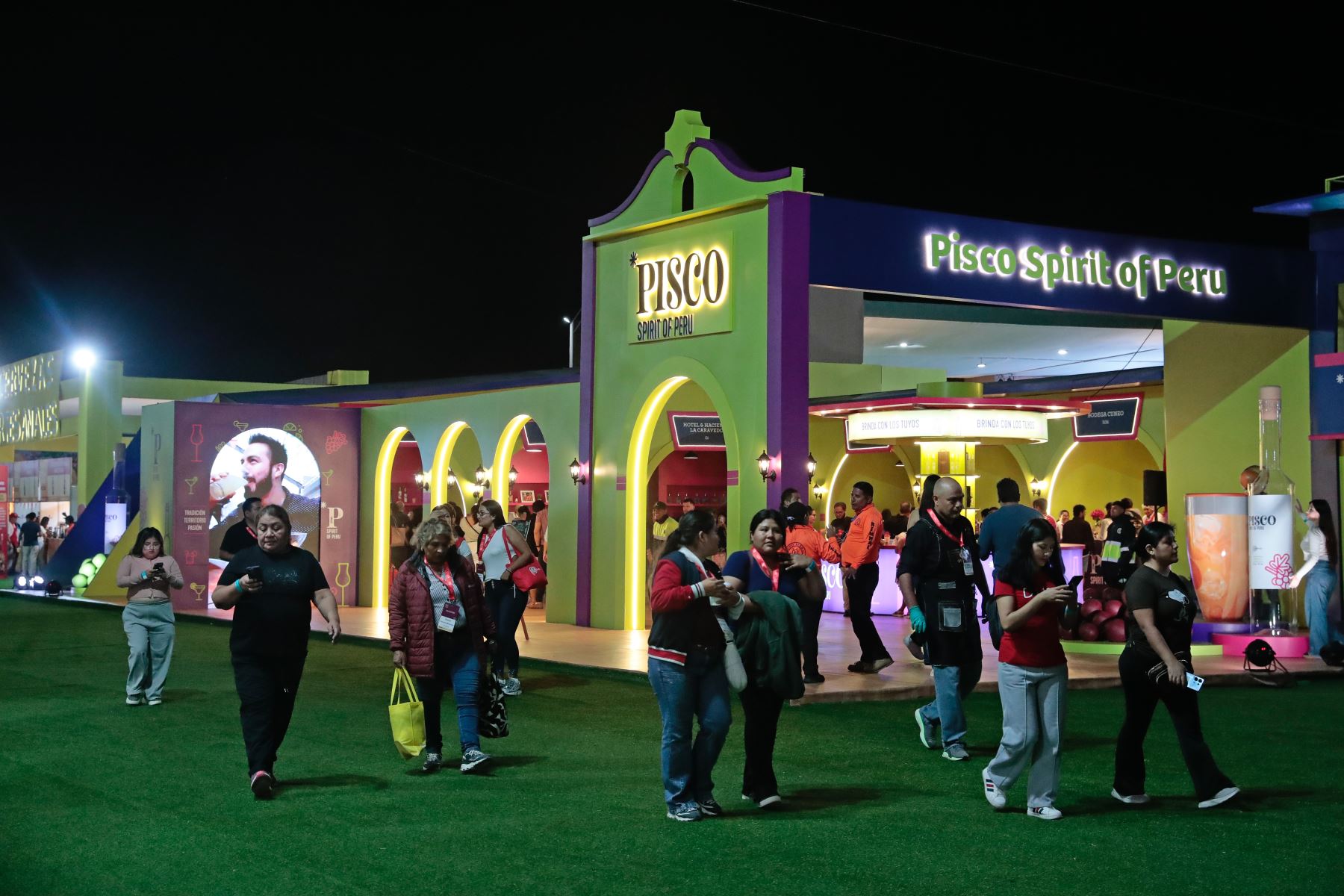 En horas de la noche, decenas de personas festejan a ritmo de música en vivo y con bebidas espirituosas la inauguración de la feria gastronómica Perú Mucho Gusto, que en su edición 2026 se realiza en la explanada de la Costa Verde de Magdalena, del viernes 30 de octubre al domingo 1 de noviembre. Foto: ANDINA/Daniel Bracamonte