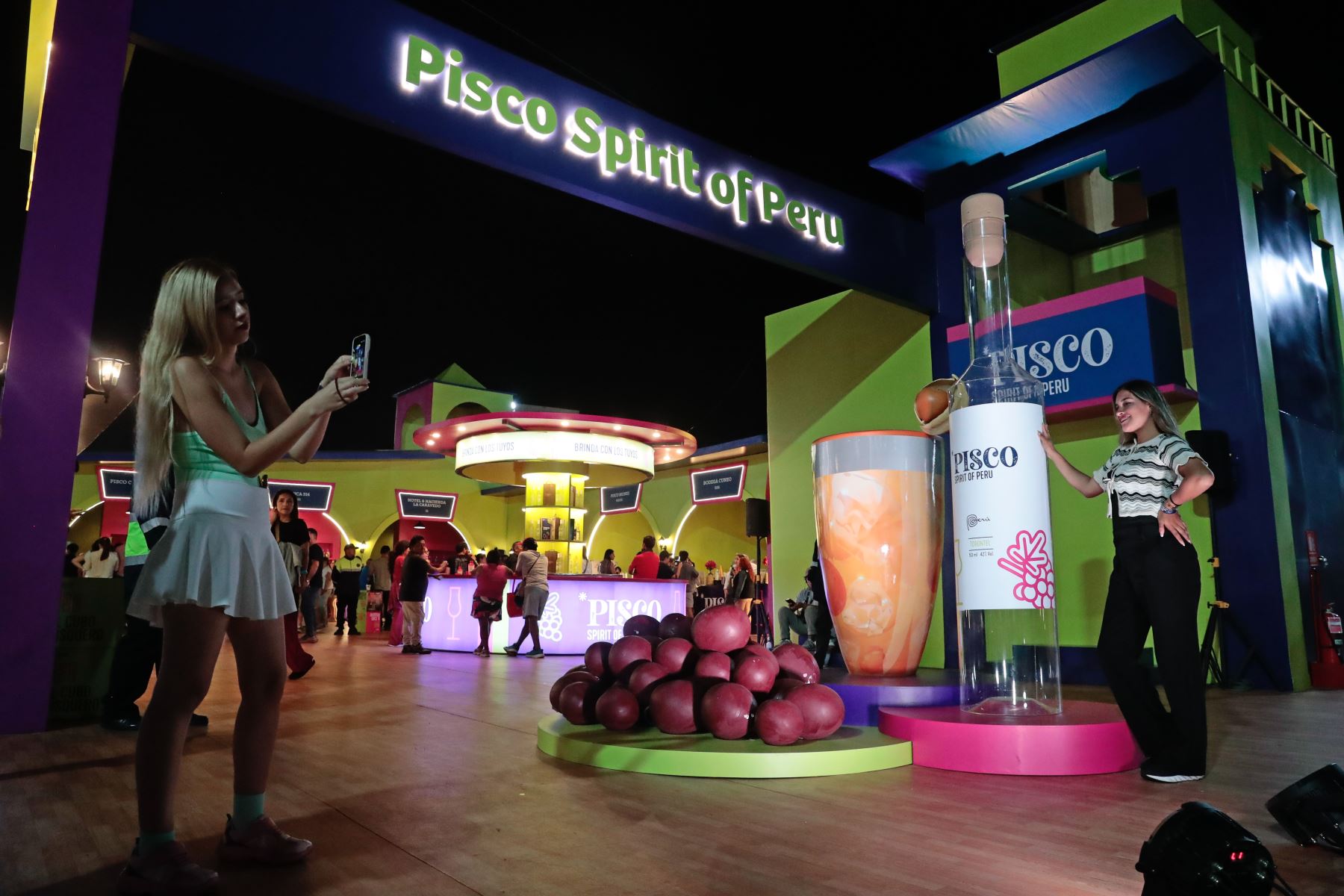 En horas de la noche, decenas de personas festejan a ritmo de música en vivo y con bebidas espirituosas la inauguración de la feria gastronómica Perú Mucho Gusto, que en su edición 2026 se realiza en la explanada de la Costa Verde de Magdalena, del viernes 30 de octubre al domingo 1 de noviembre. Foto: ANDINA/Daniel Bracamonte
