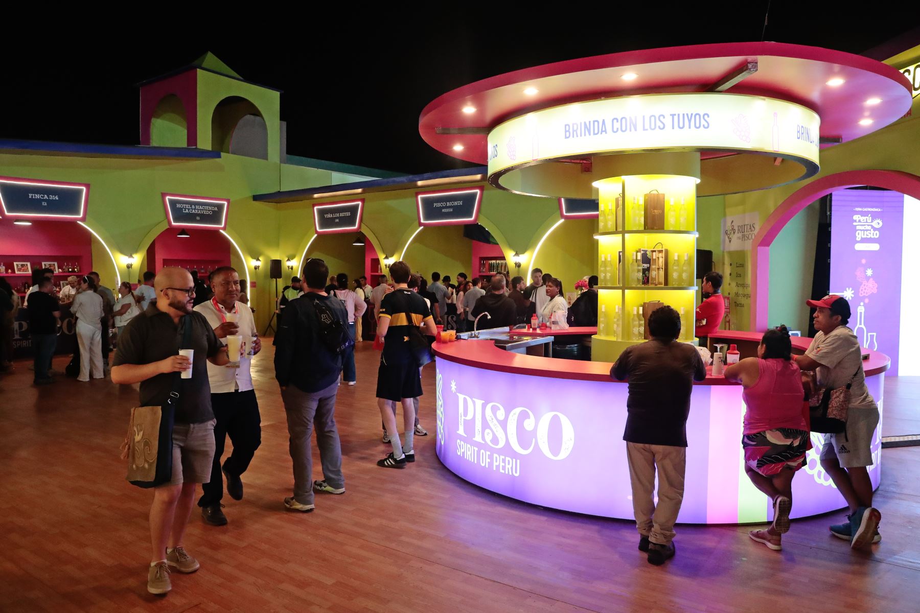 En horas de la noche, decenas de personas festejan a ritmo de música en vivo y con bebidas espirituosas la inauguración de la feria gastronómica Perú Mucho Gusto, que en su edición 2026 se realiza en la explanada de la Costa Verde de Magdalena, del viernes 30 de octubre al domingo 1 de noviembre. Foto: ANDINA/Daniel Bracamonte