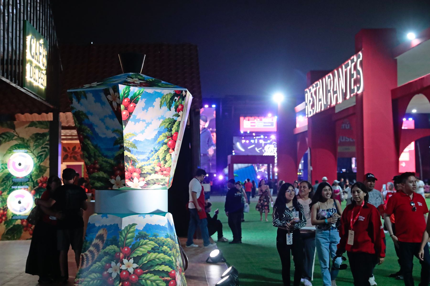 En horas de la noche, decenas de personas festejan a ritmo de música en vivo y con bebidas espirituosas la inauguración de la feria gastronómica Perú Mucho Gusto, que en su edición 2026 se realiza en la explanada de la Costa Verde de Magdalena, del viernes 30 de octubre al domingo 1 de noviembre. Foto: ANDINA/Daniel Bracamonte