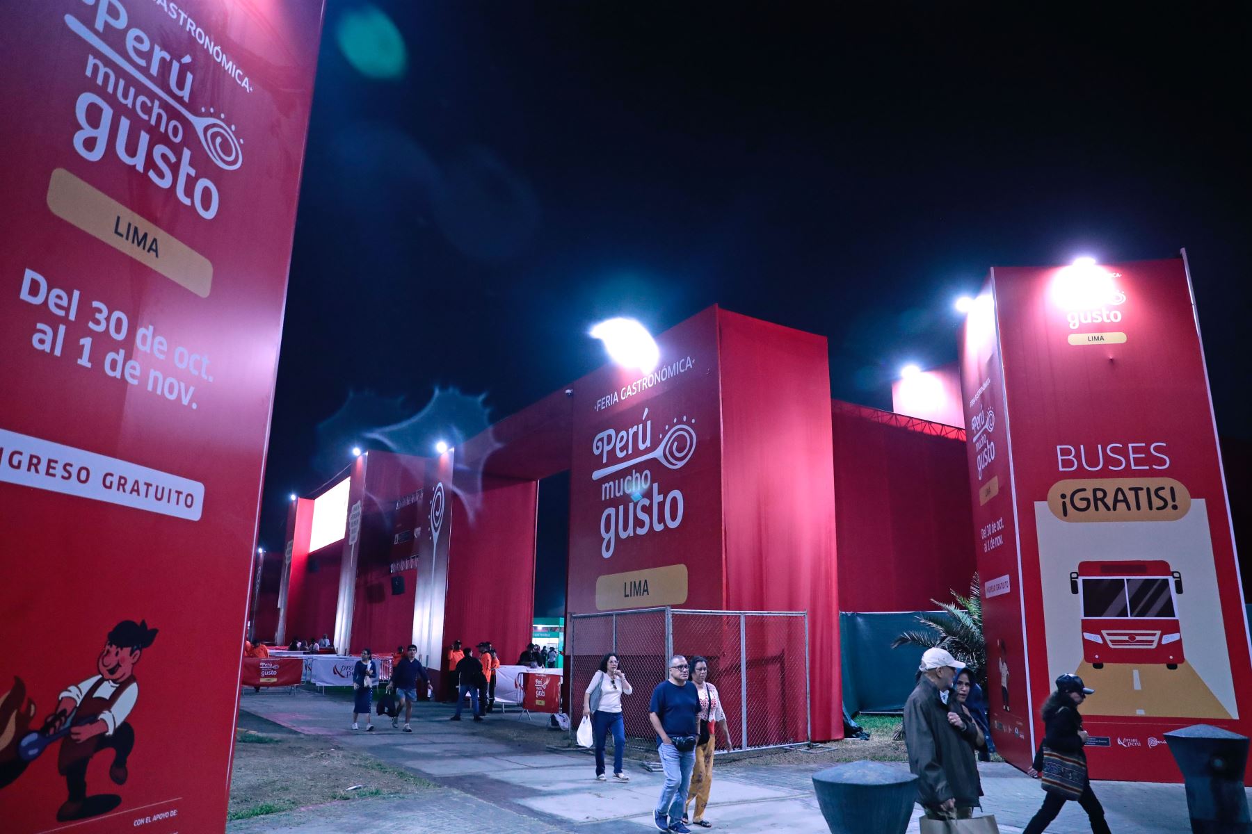 En horas de la noche, decenas de personas festejan a ritmo de música en vivo y con bebidas espirituosas la inauguración de la feria gastronómica Perú Mucho Gusto, que en su edición 2026 se realiza en la explanada de la Costa Verde de Magdalena, del viernes 30 de octubre al domingo 1 de noviembre. Foto: ANDINA/Daniel Bracamonte