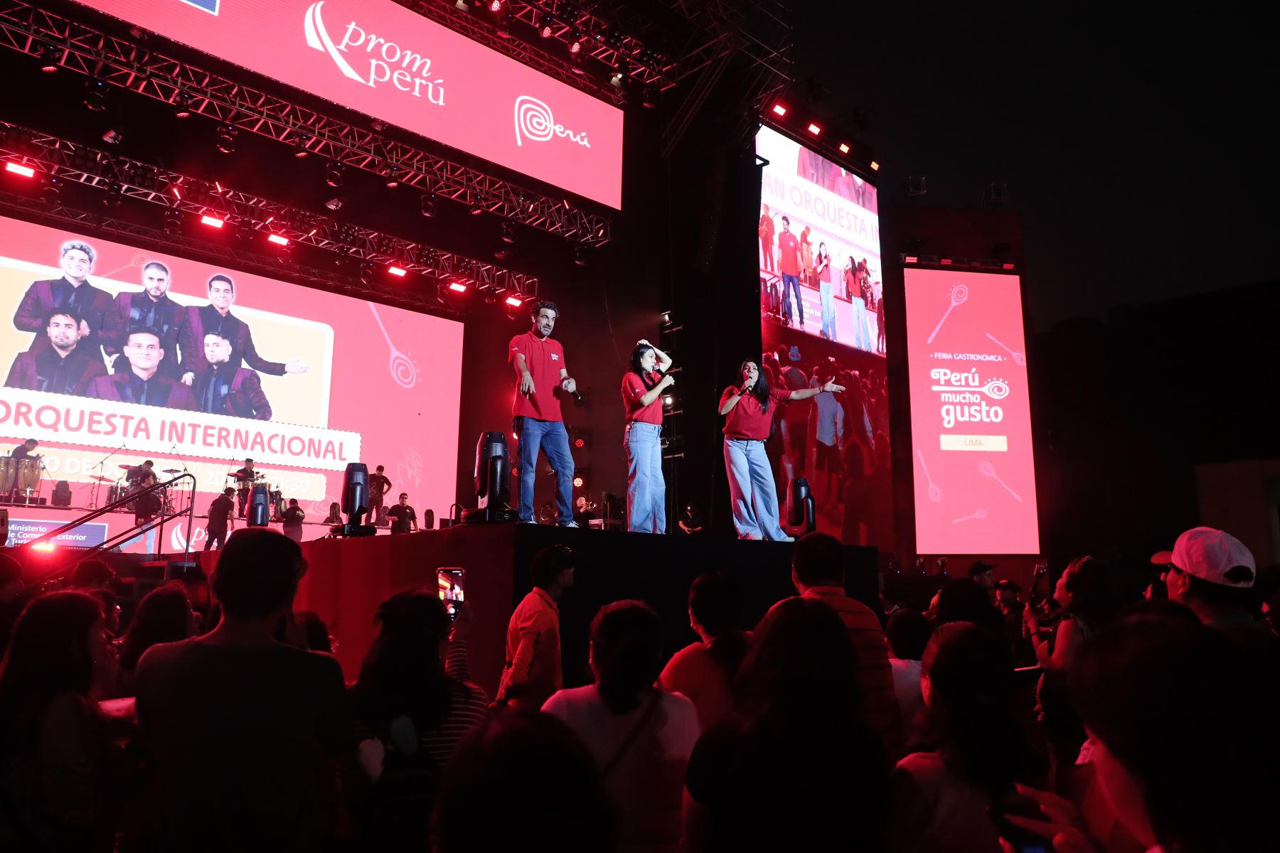 En horas de la noche, decenas de personas festejan a ritmo de música en vivo y con bebidas espirituosas la inauguración de la feria gastronómica Perú Mucho Gusto, que en su edición 2026 se realiza en la explanada de la Costa Verde de Magdalena, del viernes 30 de octubre al domingo 1 de noviembre. Foto: ANDINA/Daniel Bracamonte