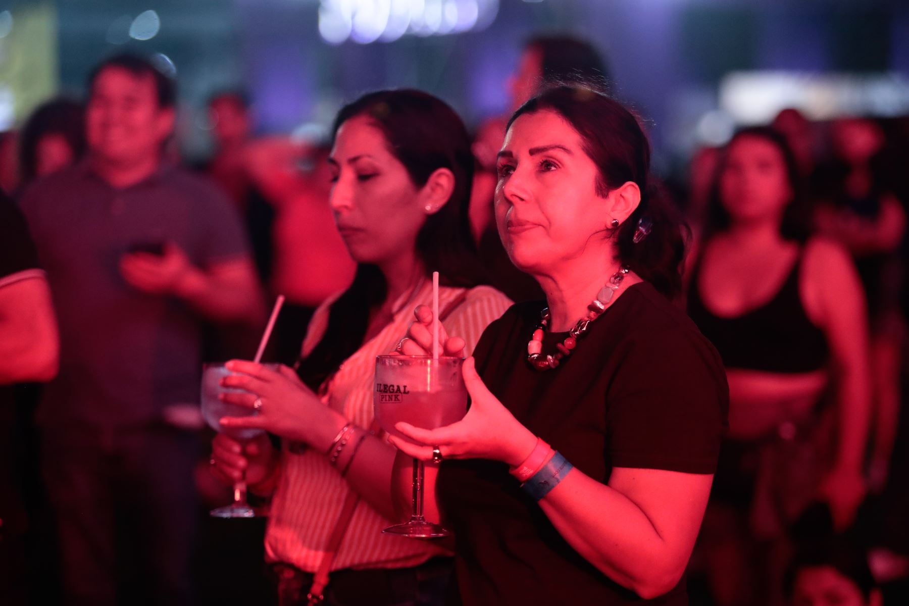 En horas de la noche, decenas de personas festejan a ritmo de música en vivo y con bebidas espirituosas la inauguración de la feria gastronómica Perú Mucho Gusto, que en su edición 2026 se realiza en la explanada de la Costa Verde de Magdalena, del viernes 30 de octubre al domingo 1 de noviembre. Foto: ANDINA/Daniel Bracamonte