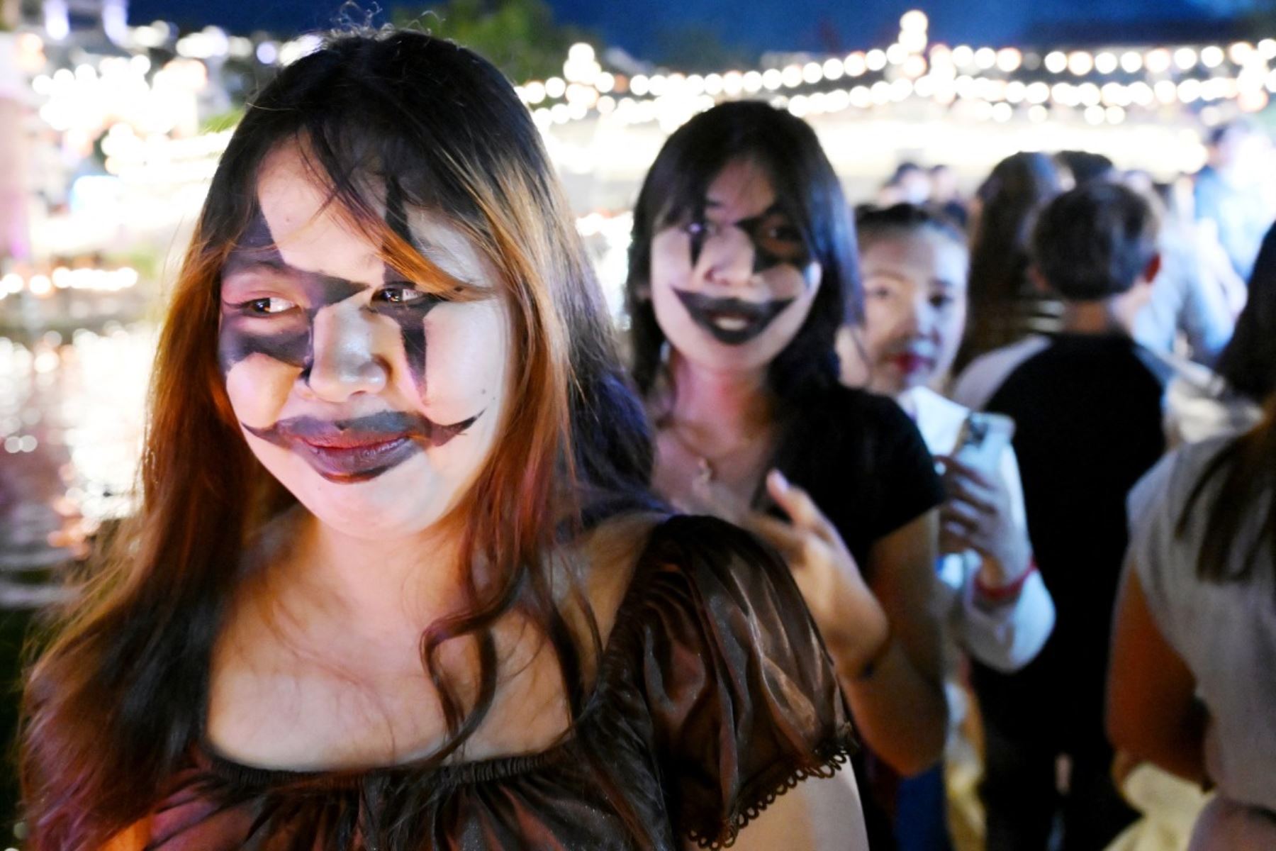 Mujeres con los rostros pintados caminan durante un evento de Halloween en Euro Park, dentro del complejo residencial Peng Huoth en Phnom Penh Foto: AFP