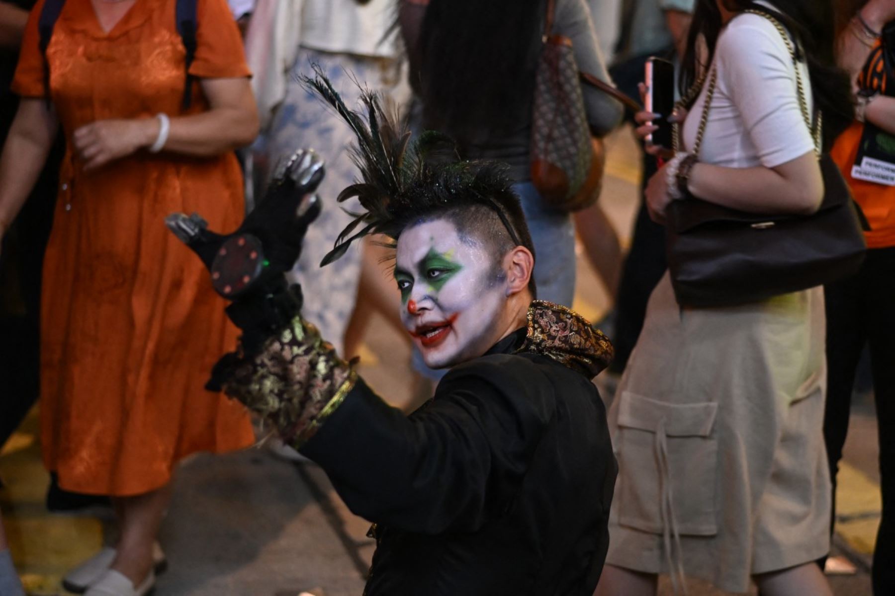 Participantes celebran Halloween en la zona de Lan Kwai Fong, en Hong Kong : AFP