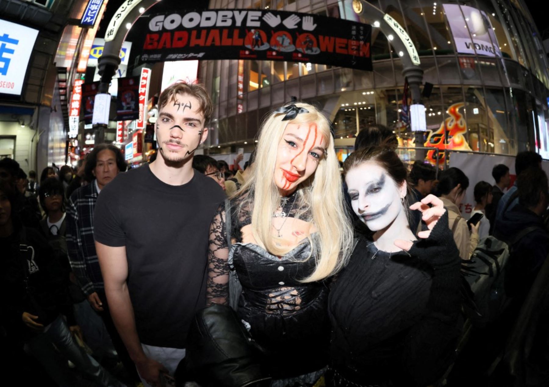Numerosas personas se reúnen en el cruce de Shibuya —el famoso paso de peatones frente a la estación de Shibuya, en el distrito de Shibuya, Tokio, Japón Foto: AFP