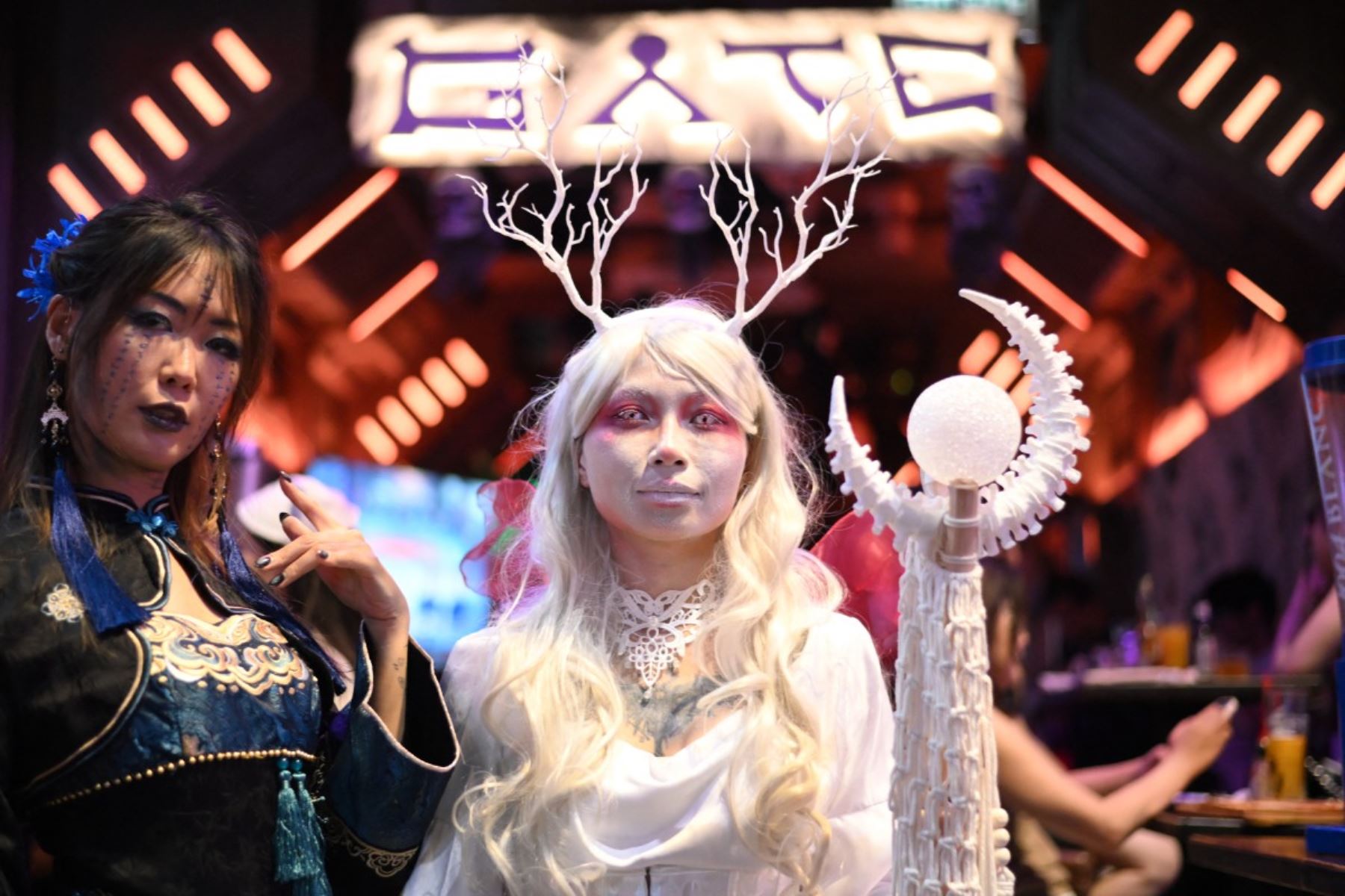 Participantes celebran Halloween en la zona de Lan Kwai Fong, en Hong Kong Foto: AFP