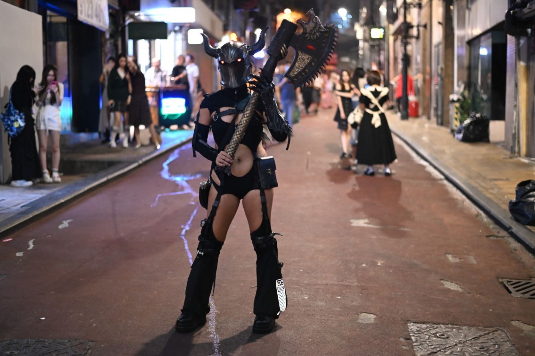 Participantes celebran Halloween en la zona de Lan Kwai Fong, en Hong Kong Foto: AFP