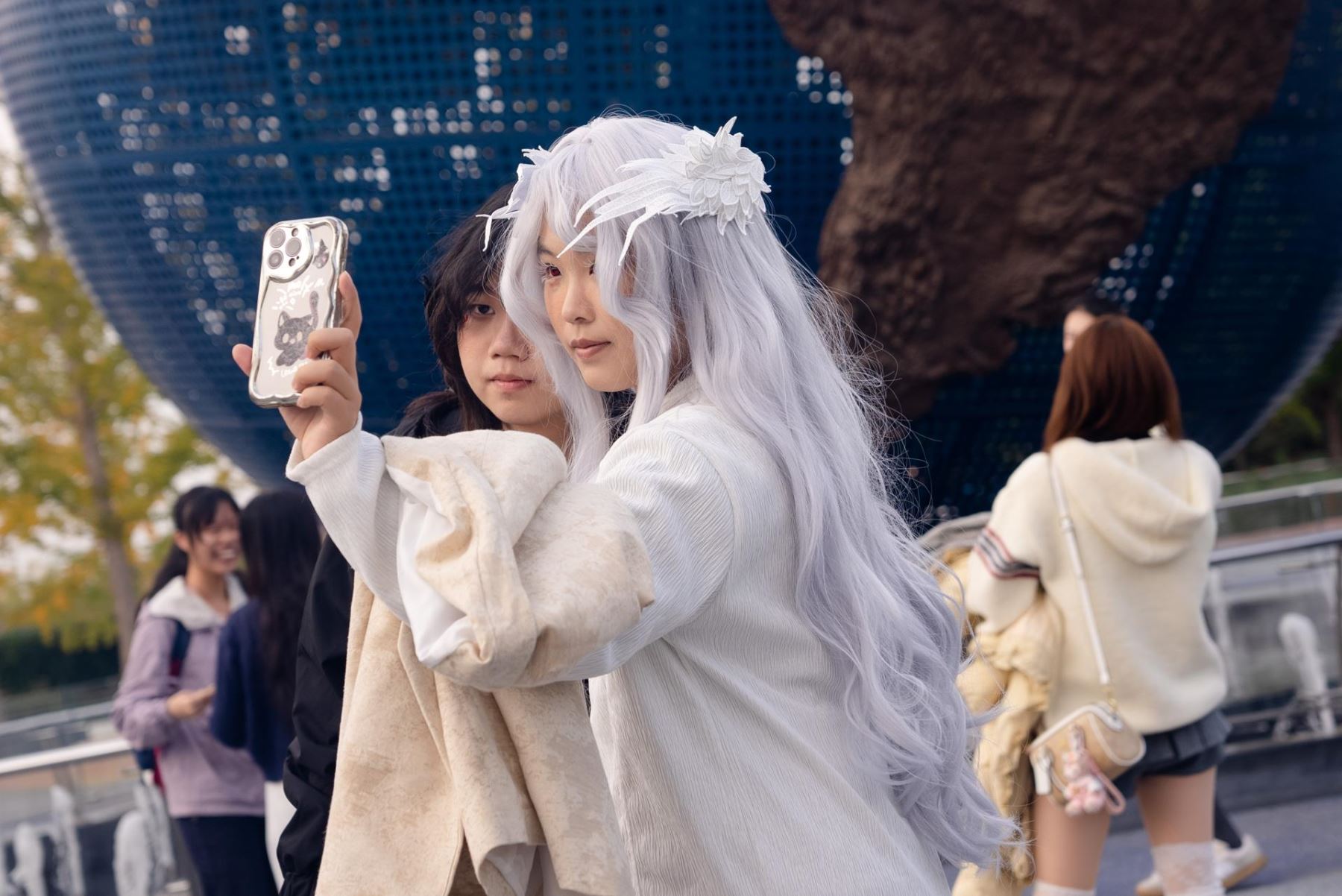 Personas disfrazadas posan para una foto cerca de la entrada de Universal Studios durante las celebraciones de Halloween en Beijing, China Foto: EFE