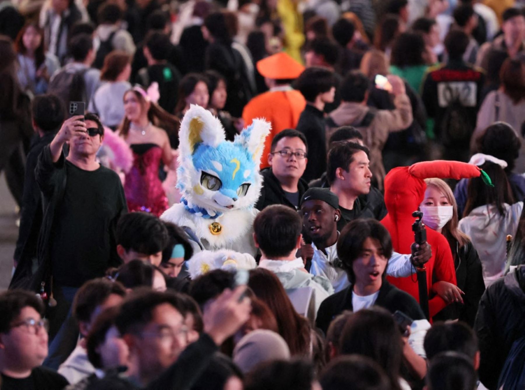 Numerosas personas se reúnen en el cruce de Shibuya —el famoso paso de peatones frente a la estación de Shibuya, en el distrito de Shibuya, Tokio, Japón Foto: AFP