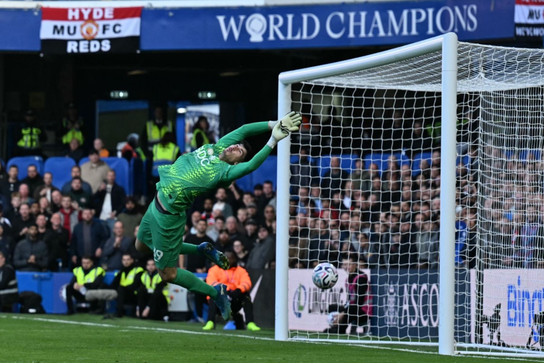 Un disparo del centrocampista camerunés del Manchester United, Bryan Mbeumo (n.º 19), rebota en el travesaño tras una intervención del portero belga del Chelsea, Mike Penders (n.º 39), durante el partido de la Premier League inglesa entre el Chelsea y el Manchester United en Stamford Bridge, Londres.
 Foto: AFP