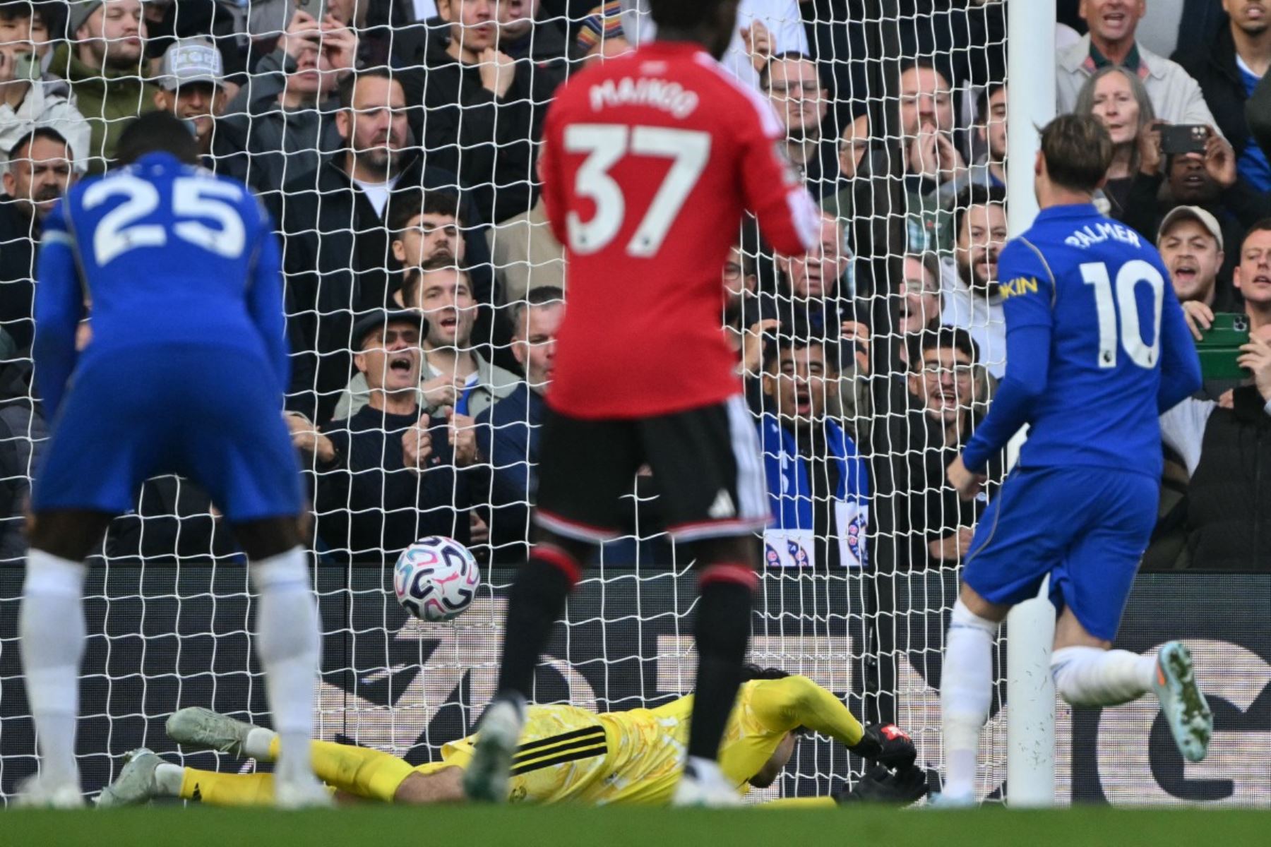 El portero belga del Manchester United, Senne Lammens (n.º 1), no logra detener un penalti lanzado por el centrocampista inglés del Chelsea, Cole Palmer (n.º 10) (a la derecha), durante el partido de la Premier League inglesa entre el Chelsea y el Manchester United en Stamford Bridge, Londres.
 Foto: AFP