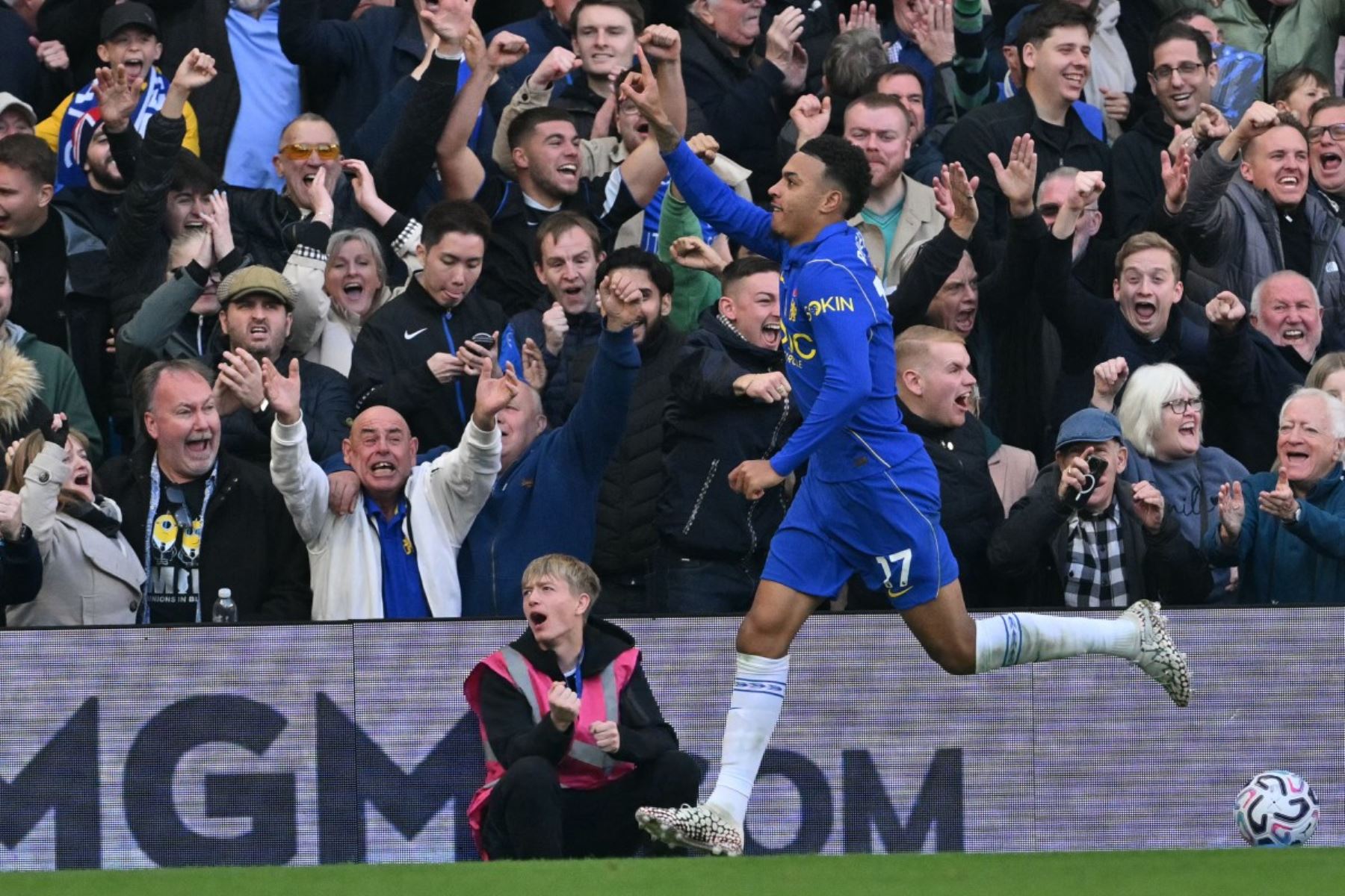 El centrocampista inglés del Chelsea, Morgan Rogers (n.º 17), celebra tras marcar el primer gol del partido de la Premier League inglesa entre el Chelsea y el Manchester United en Stamford Bridge, Londres.
 Foto: AFP