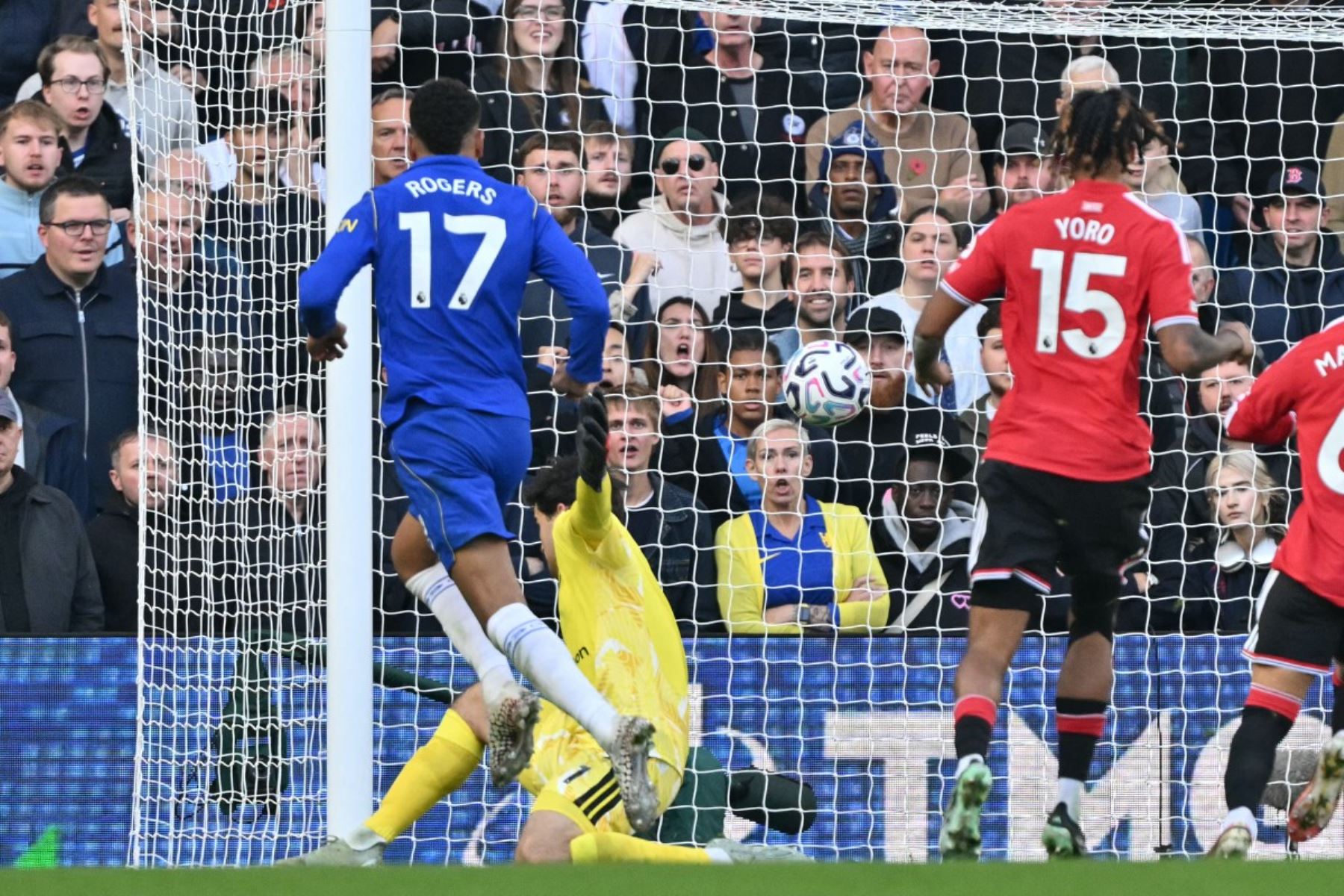 El centrocampista inglés del Chelsea, Morgan Rogers (n.º 17), anota el primer gol del partido de la Premier League inglesa entre el Chelsea y el Manchester United en Stamford Bridge, Londres.
Foto: AFP
