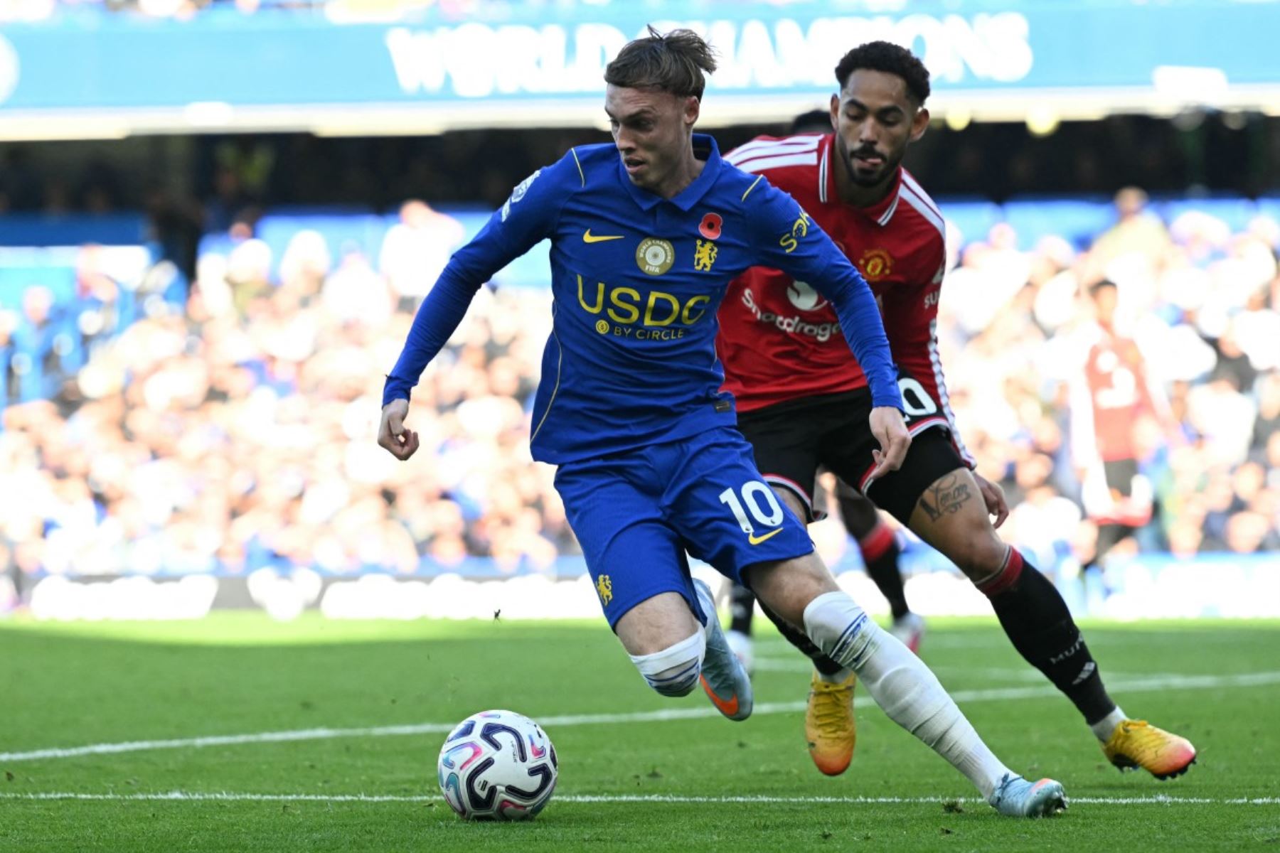 El centrocampista inglés del Chelsea, Cole Palmer (n.º 10, a la izquierda), disputa un balón con el delantero brasileño del Manchester United, Matheus Cunha (n.º 10, a la derecha), durante el partido de la Premier League inglesa entre el Chelsea y el Manchester United en Stamford Bridge, Londres.
 Foto: AFP