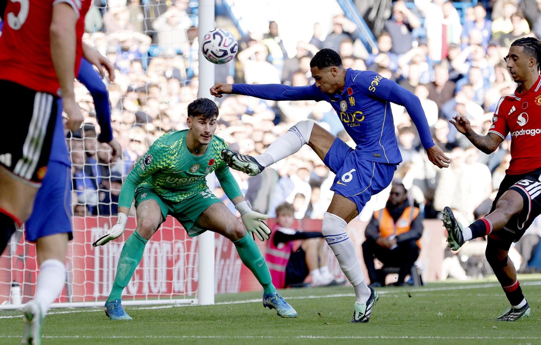 Levi Colwill (C), del Chelsea, realiza un despeje durante el partido de la Premier League inglesa entre el Chelsea FC y el Manchester United FC, en Londres.
 Foto: EFE