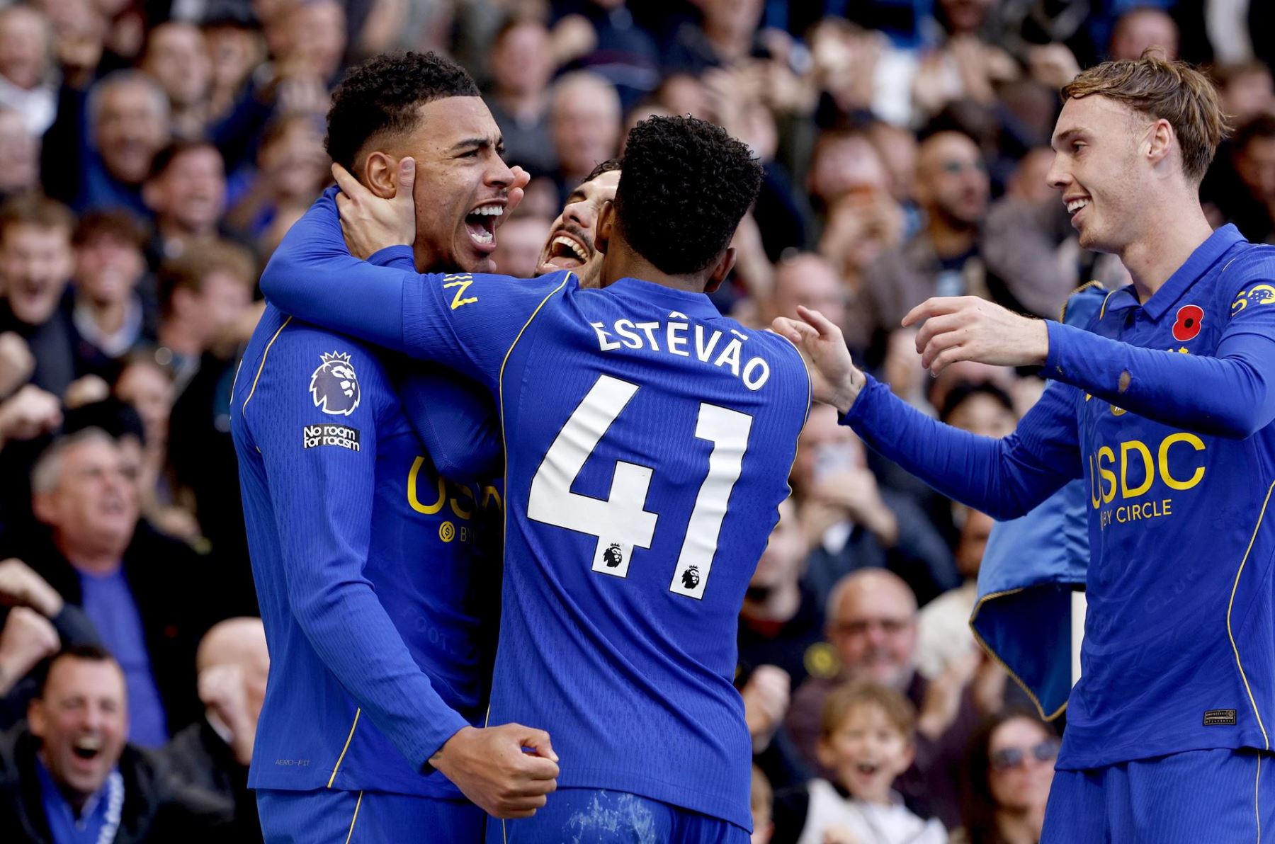 Morgan Rogers (izq.) del Chelsea celebra con sus compañeros de equipo tras marcar el primer gol durante el partido de la Premier League inglesa entre el Chelsea FC y el Manchester United FC, en Londres.
 Foto: EFE