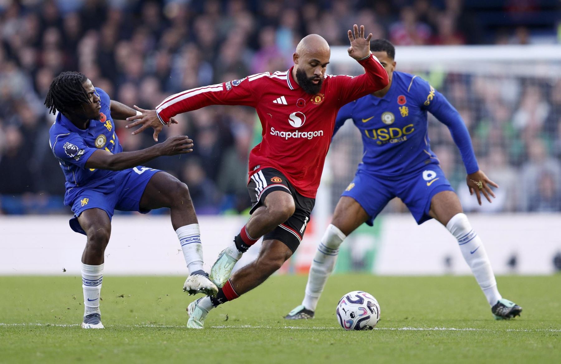 Romeo Lavia (izq.) y Levi Colwill, del Chelsea, en acción frente a Bryan Mbeumo (centro), del Manchester United, durante el partido de la Premier League inglesa entre el Chelsea FC y el Manchester United FC, en Londres.
 Foto: EFE