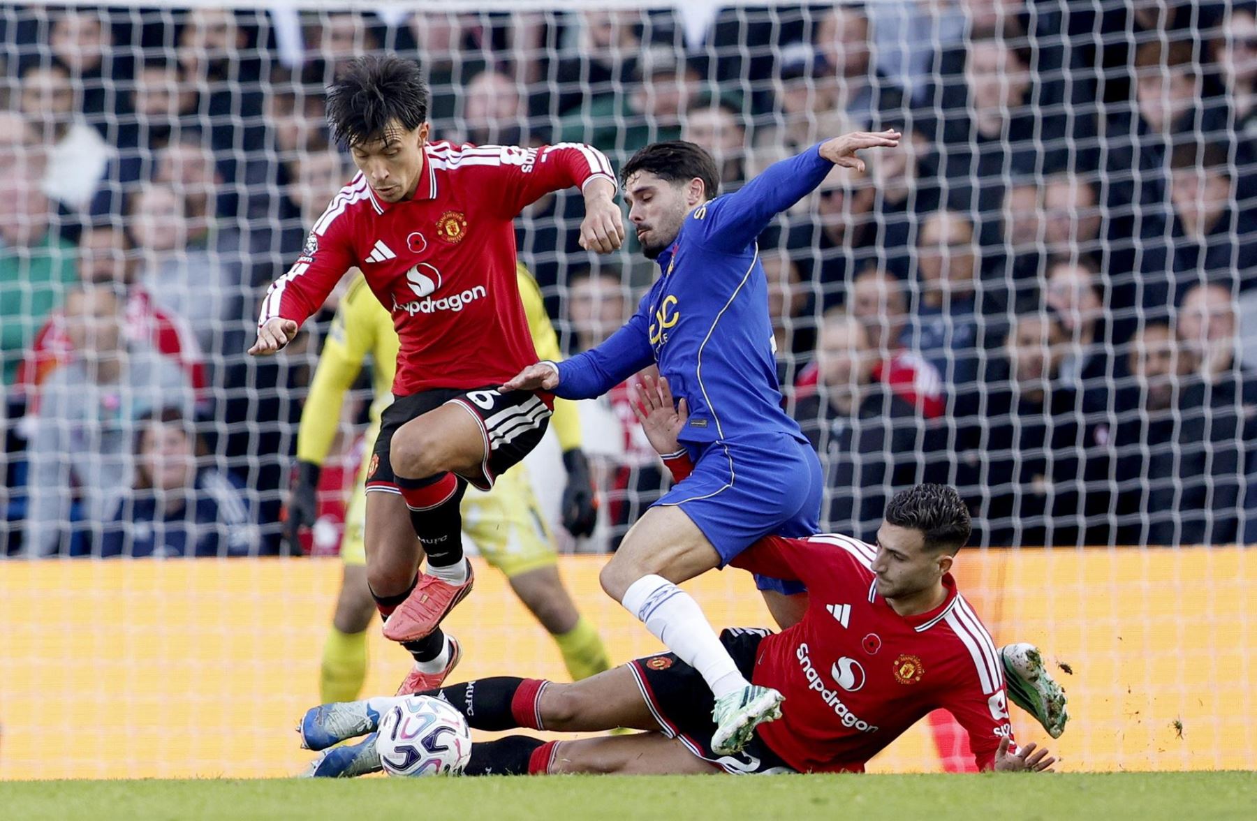 Pedro Neto (C) del Chelsea en acción contra Lisandro Martínez (L) y Diogo Dalot del Manchester United durante el partido de la Premier League inglesa entre el Chelsea FC y
Foto: EFE