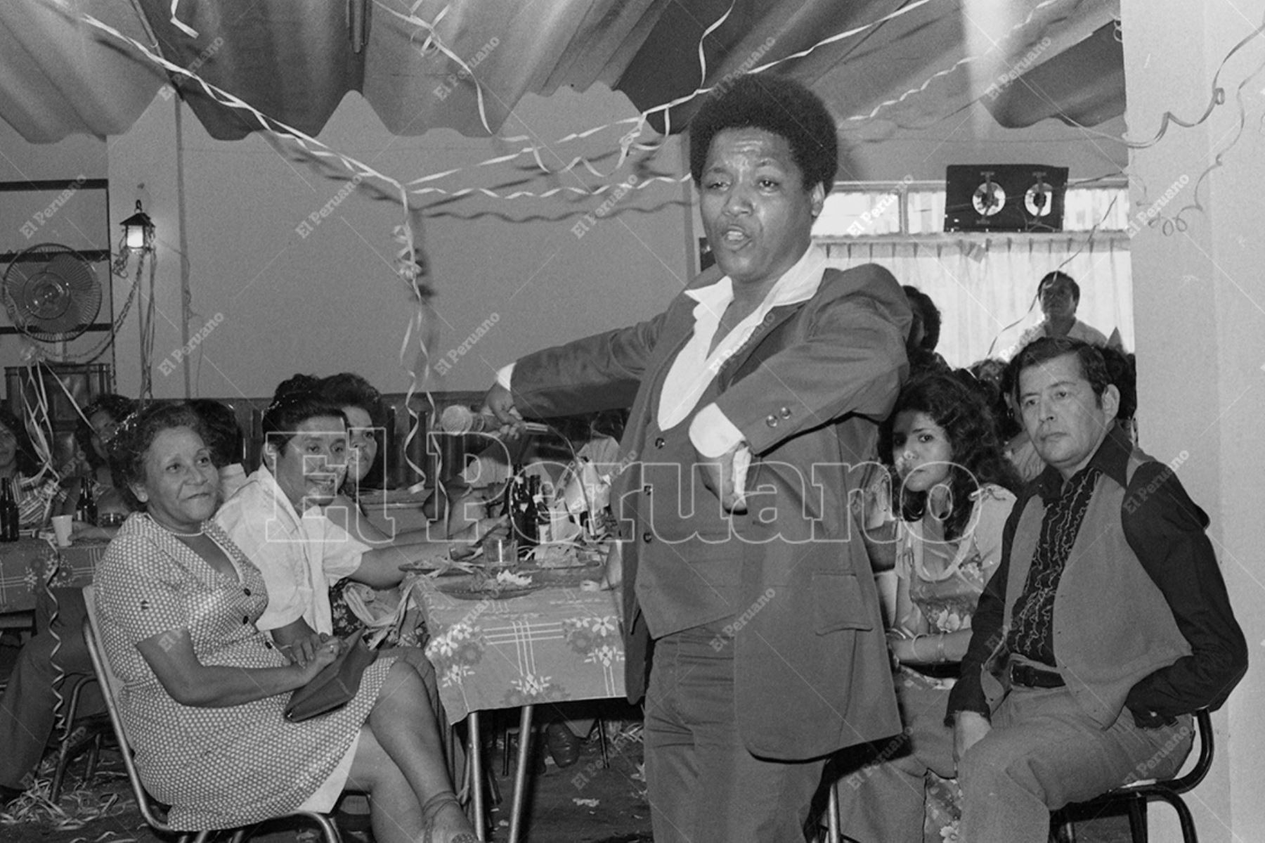 Lima - 28 febrero 1981 / Presentación del cantante Manuel Donayre en una peña criolla de Pueblo Libre. Foto: Archivo Histórico de El Peruano / José Risco