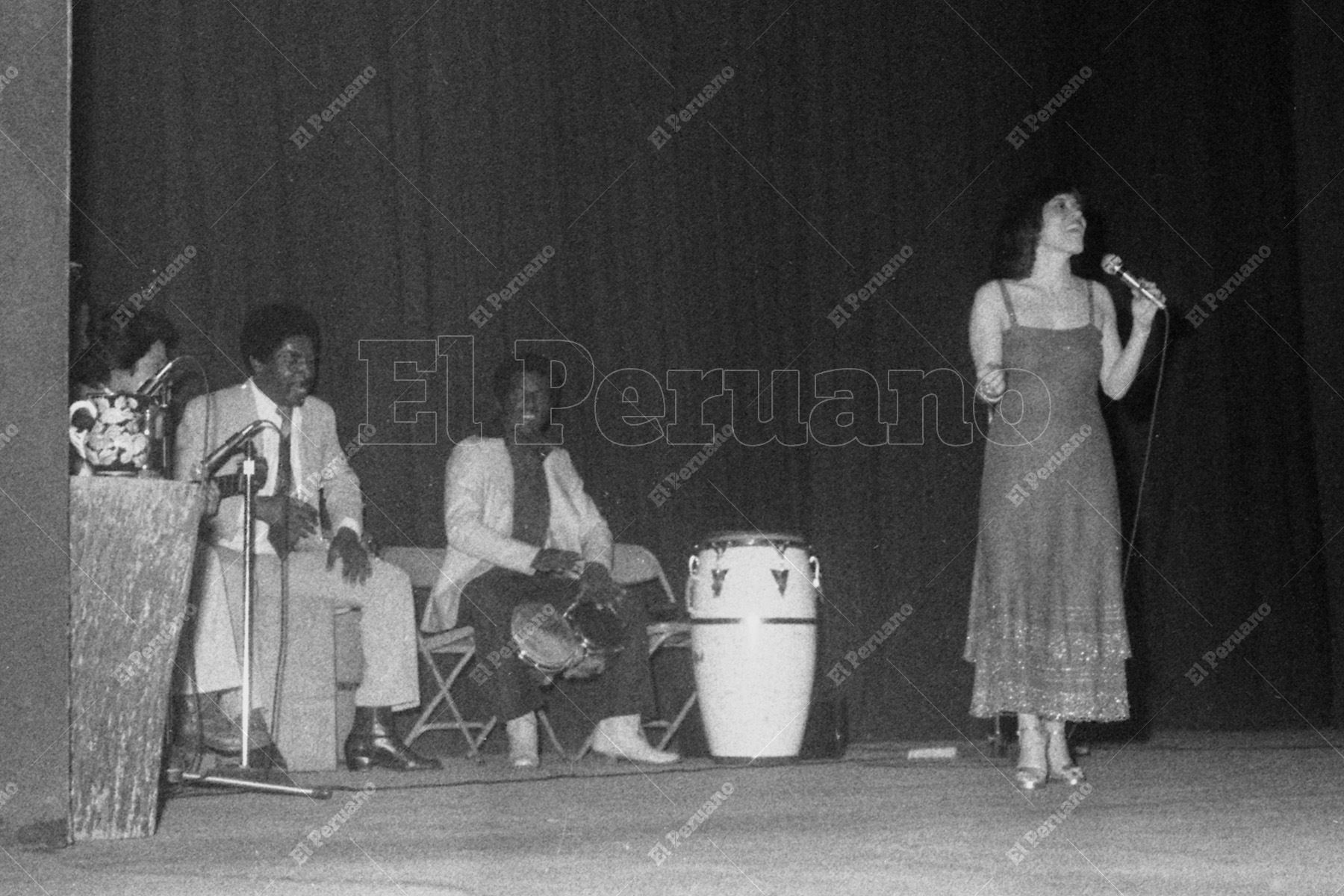 Lima - 13 octubre 1980 / La cantante criolla Cecilia Barraza en concierto. Foto: Archivo Histórico de El Peruano / Pavel Marrul