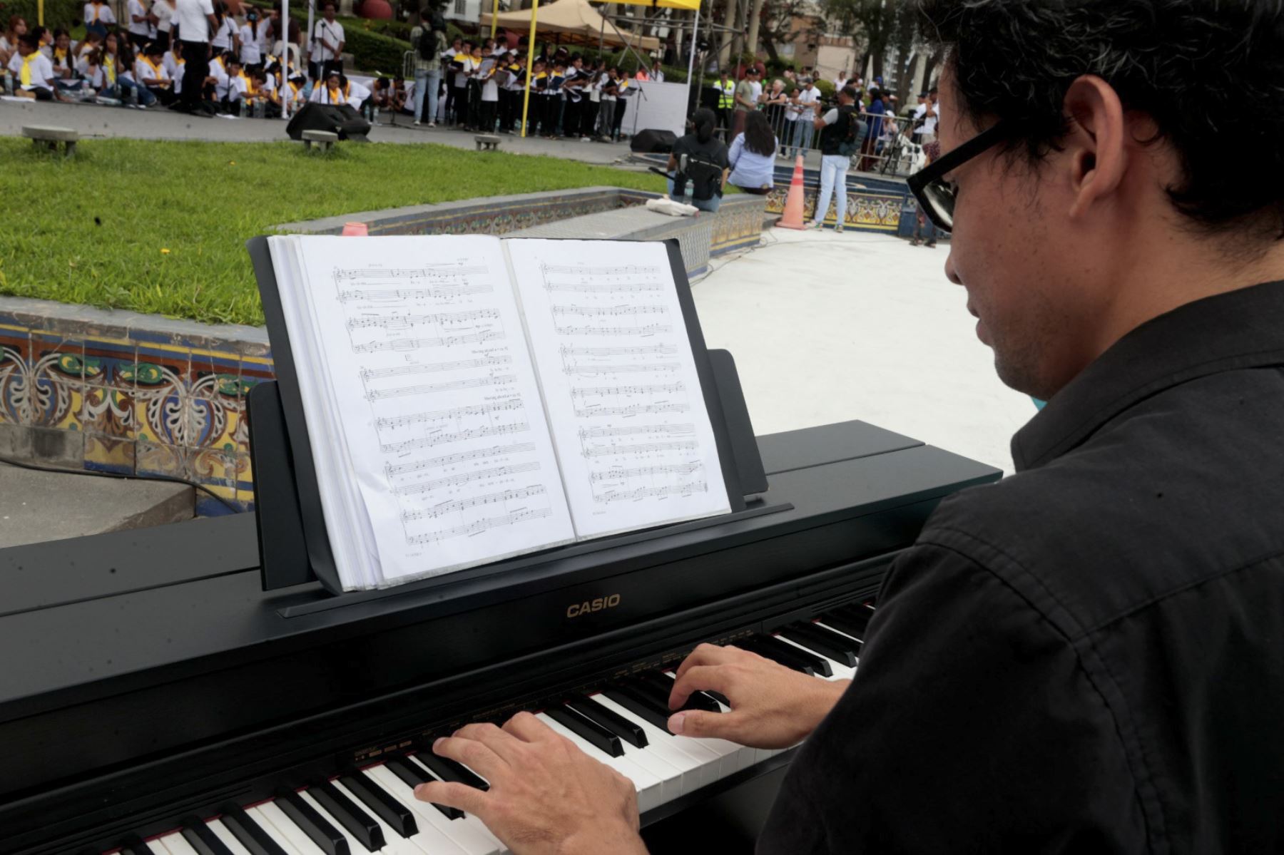 El encuentro reúne a escolares de distintos centros educativos, quienes participan en la preparación de un repertorio musical dedicado al papa León XIV. Foto: ANDINA/Vidal Tarqui