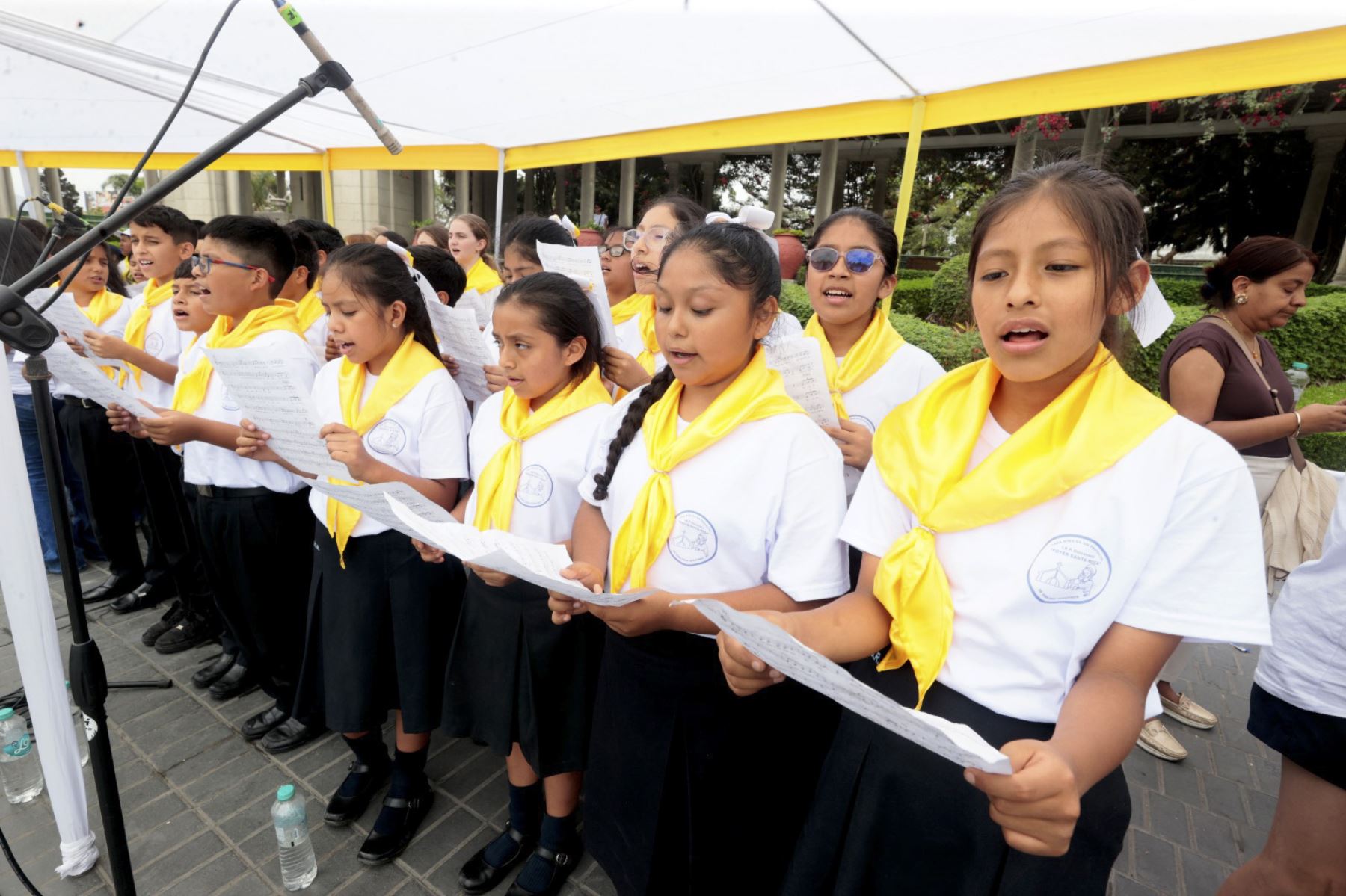Los escolares expresan su entusiasmo y compromiso durante la actividad coral, que busca reunir a niños y adolescentes en una sola voz para recibir al pontífice.  Foto: ANDINA/Vidal Tarqui