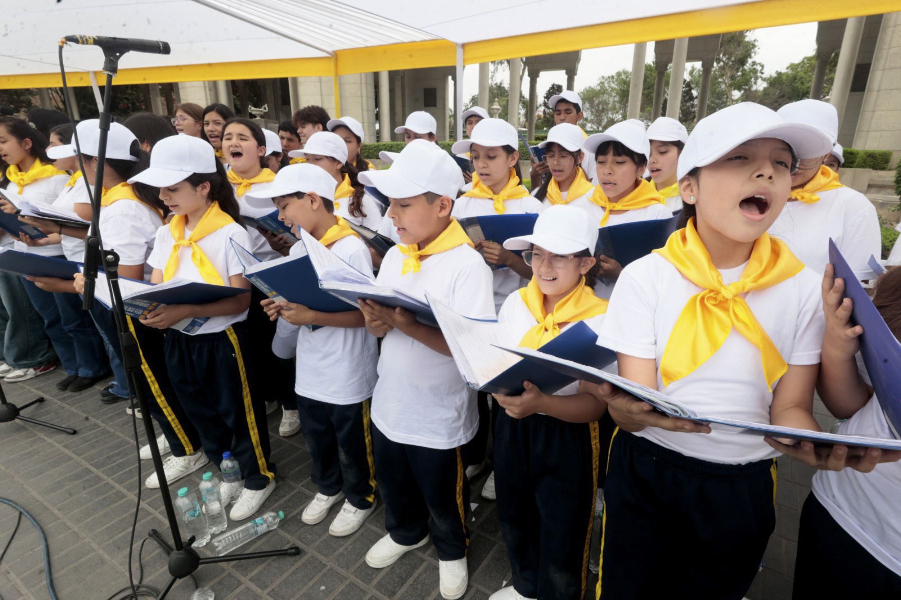 Niños y adolescentes de diferentes instituciones educativas participan en el encuentro coral «Unidos en una sola voz cantamos para el papa León XIV», realizado en el Circuito Mágico del Agua, en el Cercado de Lima. Foto: ANDINA/Vidal Tarqui