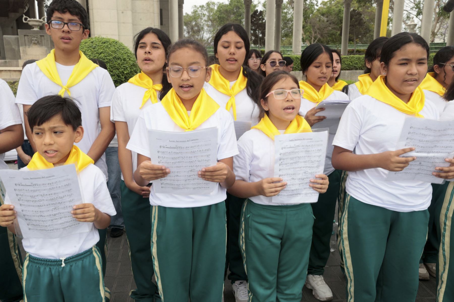Estudiantes de diferentes instituciones educativas unen sus voces durante el encuentro coral, que busca transmitir un mensaje de fe, esperanza y fraternidad.  Foto: ANDINA/Vidal Tarqui