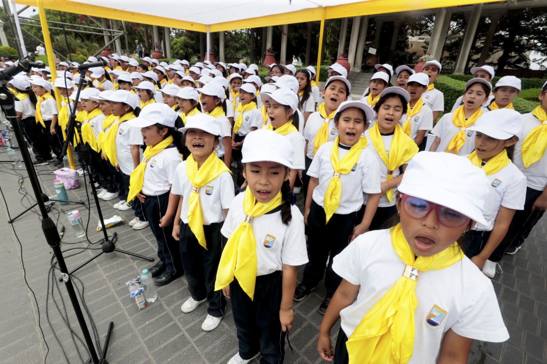 Escolares se congregan en el Parque de la Reserva para participar en una jornada musical dedicada al papa León XIV, como parte de las actividades previas a su llegada a Lima.Foto: ANDINA/Vidal Tarqui