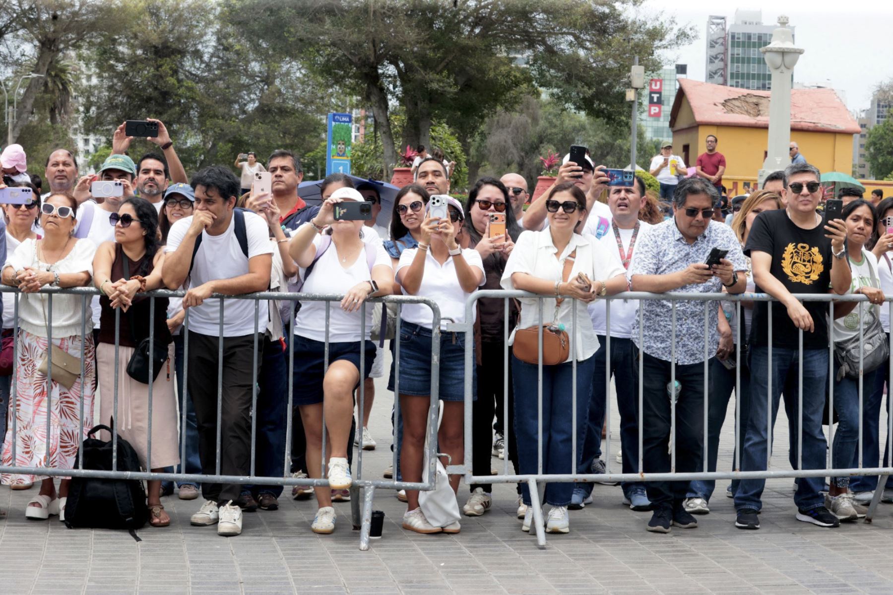 "Unidos en una sola voz cantamos para el Papa León XIV"
Cientos de escolares se unen en un gran encuentro coral de fe y esperanza.  Foto: ANDINA/Vidal Tarqui