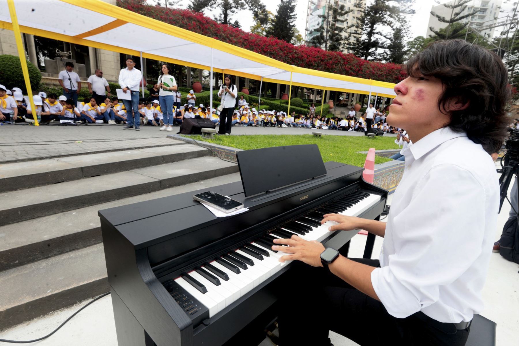 "Unidos en una sola voz cantamos para el Papa León XIV"
Cientos de escolares se unen en un gran encuentro coral de fe y esperanza.  Foto: ANDINA/Vidal Tarqui