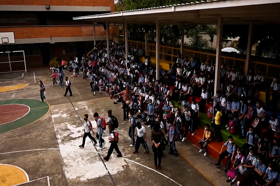 Casi 10 millones de estudiantes regresan a escuelas en Colombia