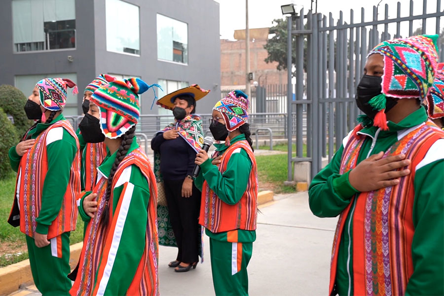 Himno nacional en quechua cantan niños de lenguas originarias