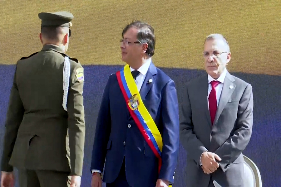 Gustavo Petro asume en Colombia proponiendo paz a armados y fin de guerra antidrogas