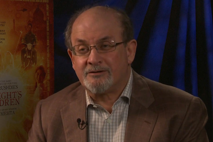 Salman Rushdie usa ventilador tras ser apuñalado en EE.UU.