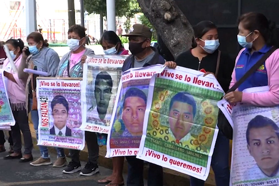 México: protesta por desaparición de 43 estudiantes deja 11 policías heridos
