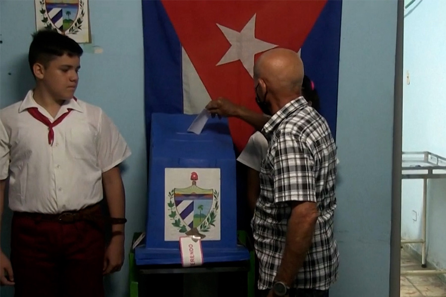 Cubanos votan en referendum por el matrimonio gay