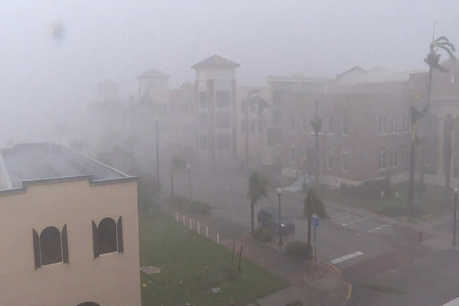 El huracán Ian, "extremadamente peligroso", toca tierra en Florida