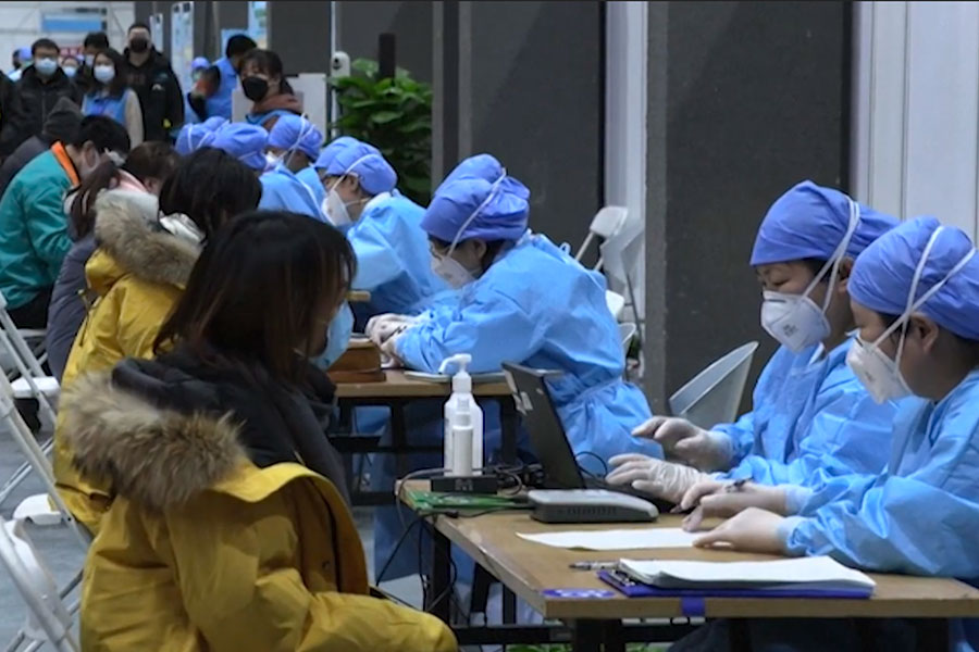 China acelera vacunación de mayores tras las protestas contra confinamientos