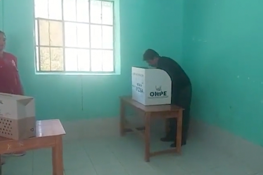 Presidente Castillo votó en institución educativa de Tacabamba