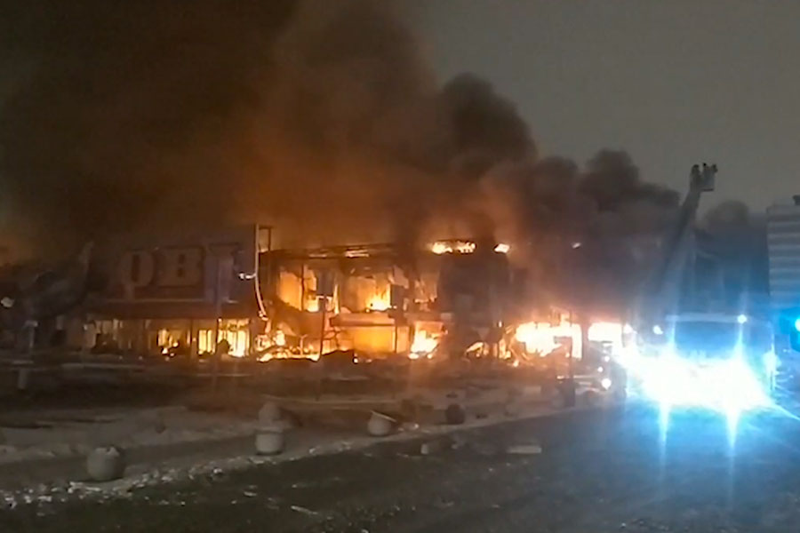 Moscú: enorme incendio en un centro comercial deja un muerto