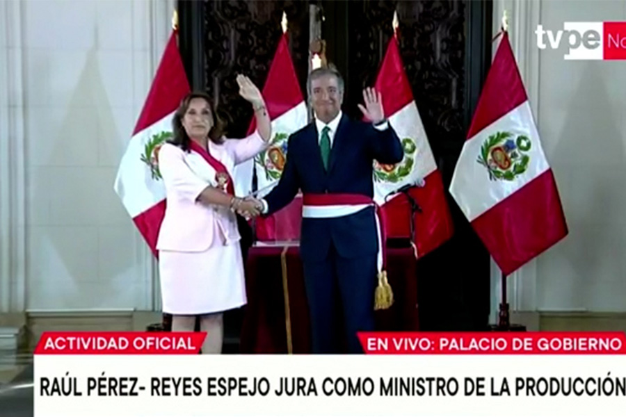 Raúl Pérez-Reyes Espejo jura como ministro de la Producción