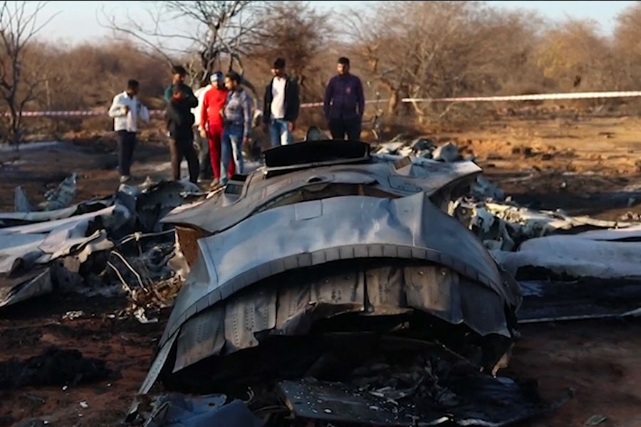 India: un piloto muerto tras colisión de dos aviones militares