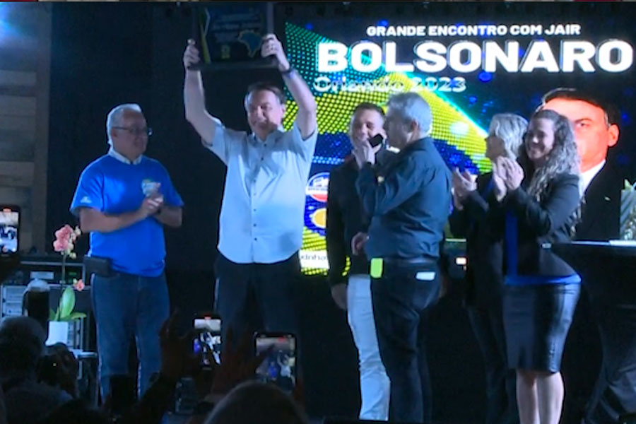 Bolsonaro promete seguir activo en la política brasileña