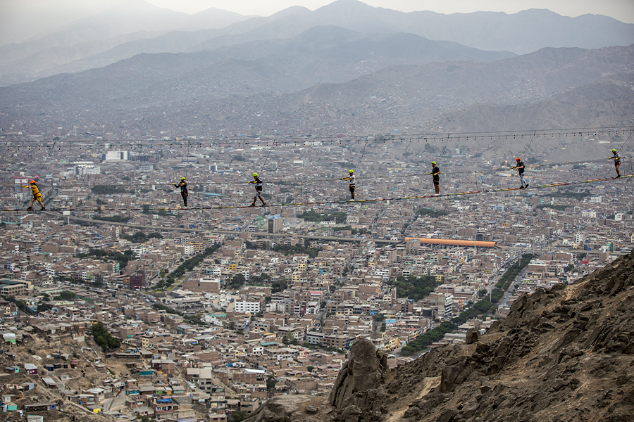 Ahora podemos vivir experiencia única sin salir de Lima, atravesando un puente colgante que llega hasta 30 metros de altura y que se extiende por 110 metros.Este atractivo se encuentra en San Juan de Lurigancho y es el primer paso para convertirse en un parque de aventuras que transforme la forma de ver al distrito.