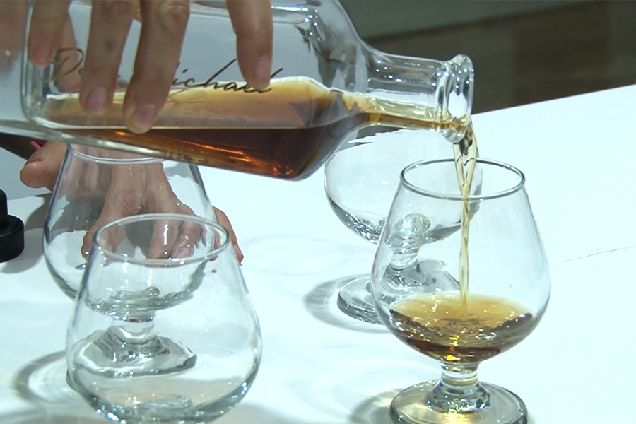 El whisky, famoso destilado de origen europeo, ahora también se produce en el Perú, con un agradable aroma y sabor que sorprende al mundo, pues su insumo madre es el maíz morado, cuyos granos se siembran y cosechan en Cajamarca, Áncash y  la sierra de Lima. Un grano que se produce bajo estrictos controles de calidad establecidos y supervisados por el Instituto Nacional de Innovación Agraria. Una vez seleccionados, secados y molidos se envían a la planta de procesamiento.